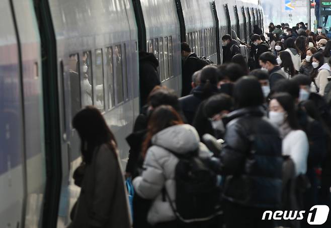 설 연휴 마지막날인 2일 오후 KTX울산역에서 귀경객들이 열차에 탑승하고 있다. 2022.2.2/뉴스1 ⓒ News1 윤일지 기자