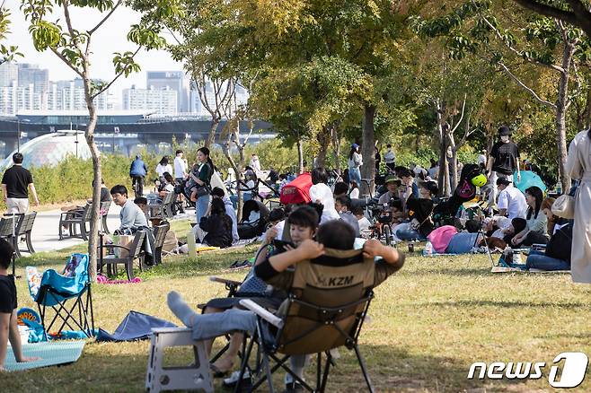 완연한 가을 날씨를 보인 25일 서울 여의도 한강시민공원을 찾은 시민들이 마스크를 벗고 주말을 만끽하고 있다. 2022.9.25/뉴스1 ⓒ News1 유승관 기자