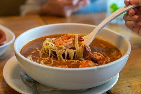 매콤한 국물 요리로 한국인 여행자에게 인기가 높은 '비치 인 쉬림프'. 태국의 전통 요리 똠얌꿍과 닮은꼴이다.