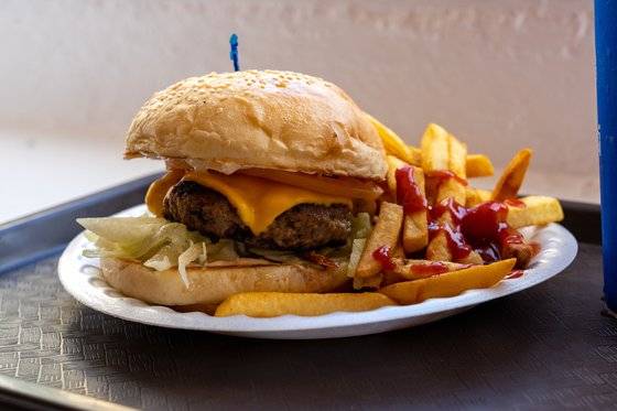 '도스 버거'의 인기 메뉴인 치즈 버거.