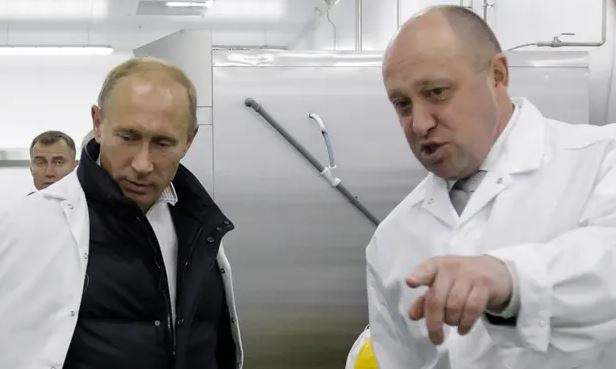 블라디미르 푸틴(왼쪽) 러시아 대통령과 ‘푸틴의 요리사’로 불리는 러시아 기업인 예브게니 프리고진(오른쪽)의 모습. [AFP]