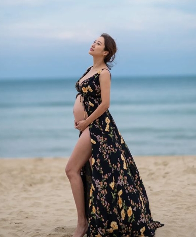 Following actor Lee Ha-nui, Jeon Hye-bin has been at the center of the topic by introducing a full-length picture that has not been seen in the meantime.Jeon Hye-bin said on his afternoon of the 26th, #Only creep pictures are full, so I can not surf, but I want to make you feel the freedom of surfer.# Vogue I look like # I have come out # Grand Satisfaction # Hahot # Jukdo Beach # Yangyang and left several photos.In the photo, Jeon Hye-bin, who is about to give birth in October, is photographed with Husband on a beach in Jukdo.Jeon Hye-bin wore a long dress and bikini swimsuit in the middle of Jukdo Beach, posing with a big D line emphasis.Usually, when I was full-scale picture, the result reminiscent of fashion magazine A cut, not ordinary picture taken in an indoor studio, was impressed.Above all, Jeon Hye-bin also took a picture with a dentist, Husband.Husband felt his birth as he touched his wifes stomach, kneeling on the sand, and Jeon Hye-bin looked at it with joy.The two also held hands with affection and laughed brightly, and they guessed the pleasant scene atmosphere.On the day, the only crisp pictures released by Jeon Hye-bin were gathered with the place where they broke the expectation, the extraordinary costume, and the high-quality result.Fellow entertainers such as Soyujin, Shinda Eun, Hong Yoon Hwa, Kim Sung Ryeong, Lee So Yeon, Ayumi and Kim Ho Young also responded explosively.Earlier in June, Lee Ha-nui revealed the reason for the filming, while releasing the full picture.Lee Ha-nui said: When Joey (Taemyung) wriggles in the ship, he is happiest when he feels his birth, the energy of life is really enormous.I want to enjoy this time when two hearts are running in me. I did not want to wear a maternity dress because I became a pregnant woman.I will take a feeling that I am just a boat to be a natural but hip pregnant woman pictorial. Especially actresses said that they want to hide the stomach during the pregnancy period.So I was a little sad, he said. I was so happy with the pregnancy period and I liked the energy that I wanted to share it with the public. Actresses pregnancy and childbirth are much more freely mentioned than before through SNS as well as media.As a result, the confident D line is attracting attention every time it is revealed, and the number of actresses that are released is increasing.Lee Ha-nui, Jeon Hye-bin SNS, YouTube channel VOGUE KOREA