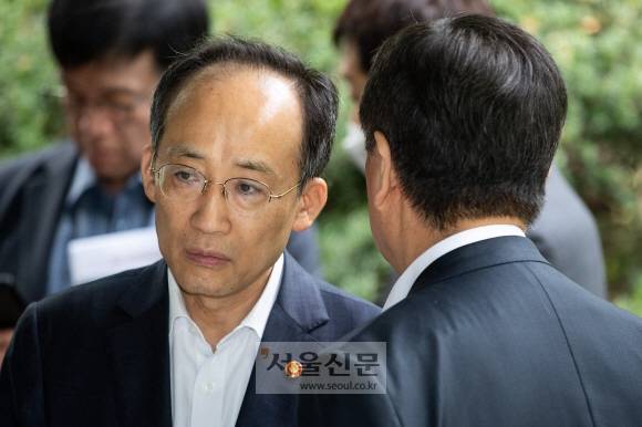 추경호(왼쪽) 경제부총리 겸 기획재정부 장관과 김대기 대통령 비서실장이 25일 서울 종로구 총리공관에서 열린 제4차 고위당정협의회 참석에 앞서 대화를 나누고 있다.김명국 기자