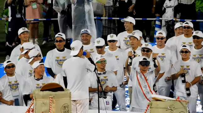 지난 25일 일본 도쿄에서 열린 센트럴리그 결승전에서 우승컵을 들어올린 야쿠르트 스왈로즈 주장 오가와 야스히로(앞)가 한국말로 인사해 화제를 모았다. 출처 | 유튜브채널