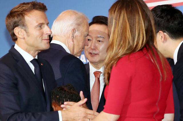 21일(현지시각) 미국 뉴욕에서 글로벌펀드 제7차 재정공약회의가 끝난 뒤 윤석열 대통령이 조 바이든 미국 대통령과 48초간 이야기하고 있다. 뉴욕/연합뉴스