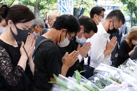27일 도쿄 구단시타 공원에 마련된 일반인 헌화대에서 시민들이 아베 전 총리를 추모하고 있다. AFP=연합뉴스