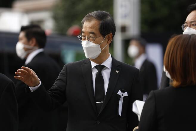 한덕수 국무총리가 27일 아베 신조 전 일본 총리의 국장에 참석하기 위해 도쿄 무도관에 도착하고 있다. AP=연합뉴스