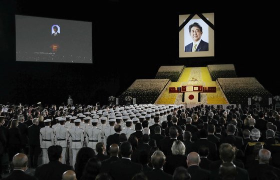 아베 신조 전 일본 총리의 장례식이 27일 일본 도쿄 무도관에서 열렸다. AFP=연합뉴스