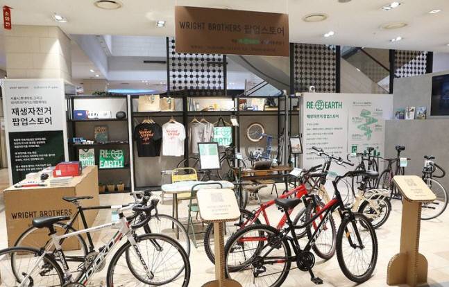롯데마트 송파점에 문을 연 재생자전거 팝업스토어.서울시 내 자활센터에서 수거·수리·재생해 상품화한 것으로 평균 10만원 안팎의 가격으로 구매할 수 있다. 롯데마트 제공