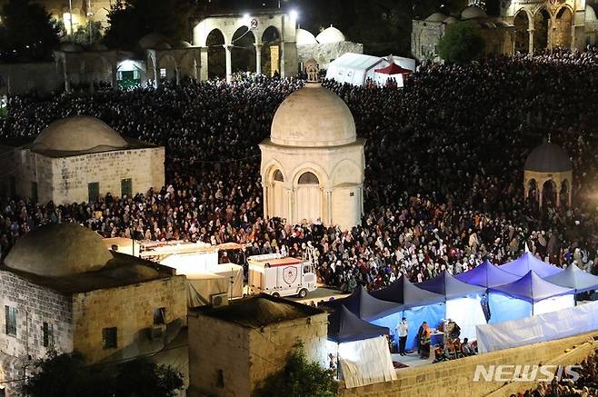[ 예루살렘= 신화/뉴시스] 동예루살렘의 알-아크사 회교사원에서 2022년 4월 28일 라마단 축일기간을 맞아 무슬림 참배객들이 모여 야간 기도회를 열고 있다.