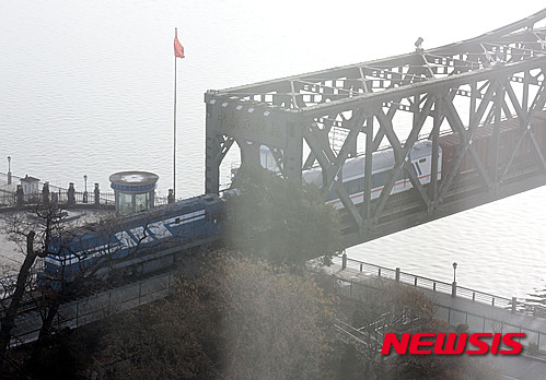 【단둥(중국 랴오닝성)=뉴시스】박진희 기자 = 지난 2016년 3월6일 북한과 중국을 연결하는 압록강대교 검문소를 지난 화물 열차가 단둥역으로 진입하고 있는 모습.