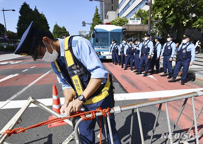 [도쿄=AP/뉴시스]일본 경찰이 27일 아베 신조 전 일본 총리의 국장이 열리는 도쿄 니혼부도칸 인근 도로를 봉쇄하고 있다. 2022.09.27.