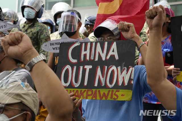 [마카티=AP/뉴시스] 12일(현지시간) 필리핀 마카티시에 있는 중국 총영사관 앞에서 시위대가 구호가 적힌 팻말을 들고 시위하고 있다.  2021.07.12.