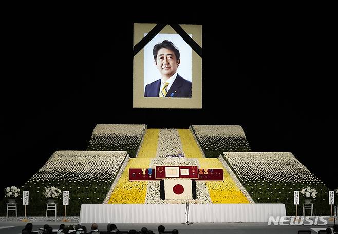 [도쿄=AP/뉴시스] 아베 신조 전 일본 총리의 영정 사진이 27일 도쿄의 닛폰부도칸 제단 위에 놓여 있다. 아베 전 총리의 국장이 고인 사망 81일 만에 거행됐다. 2022.09.27.
