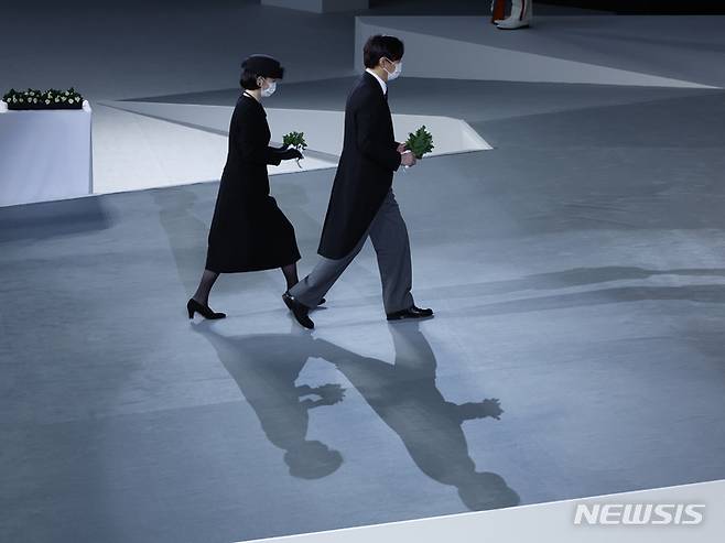 [도쿄=AP/뉴시스] 아키시노(오른쪽) 왕세제와 키코 왕세제비가 27일 도쿄 닛폰부도칸에서 열린 아베 신조 전 일본 총리의 국장에 참석해 헌화하고 있다. 아베 전 총리의 국장이 고인 사망 81일 만에 거행됐다. 2022.09.27.