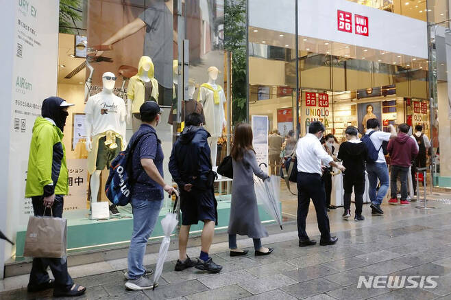 [도쿄=AP/뉴시스]일본 도쿄 긴자 쇼핑 지역의 한 유니클로 의류 매장 모습. 2022.08.19.