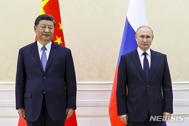 [사마르칸트=AP/뉴시스]시진핑 중국 국가주석과 블라디미르 푸틴 러시아 대통령이 15일(현지시간) 우즈베키스탄 사마르칸트에서 열린 상하이협력기구(SCO) 정상회의에 앞서 기념촬영을 하고 있다.2022.09.15.