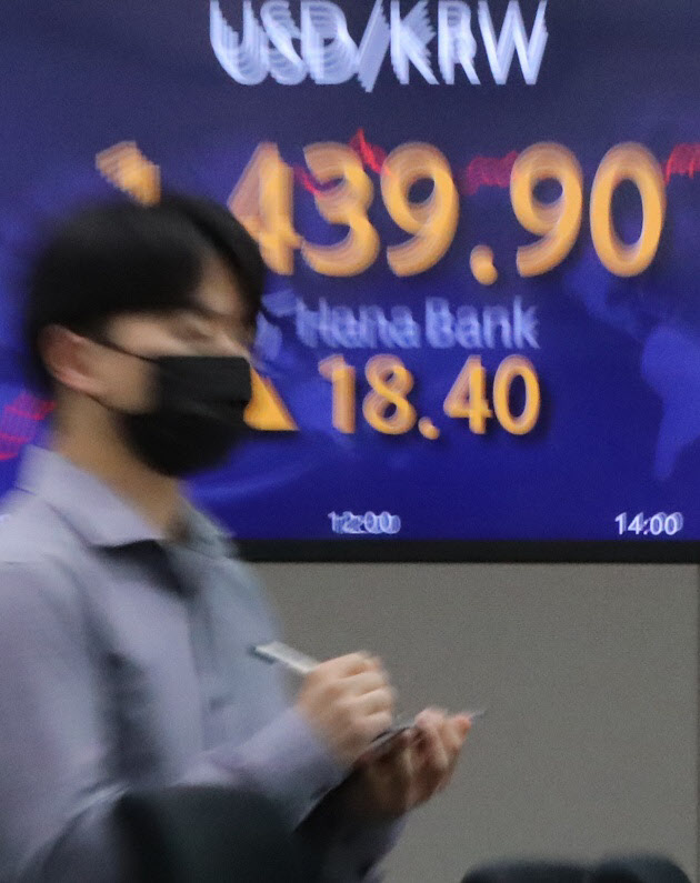 28일 오후 서울 중구 하나은행 명동점 딜링룸 전광판에 달러·원 환율이 18.40원 오른 1439.90원으로 나타나고 있다.(사진=뉴스1)