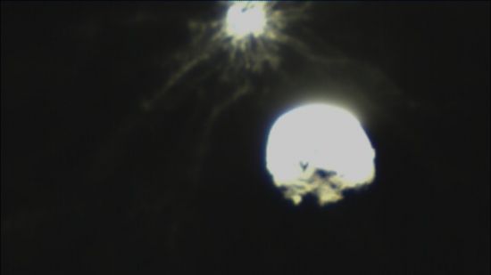 이탈리아 우주국(ISA)가 DART 우주선과 동반시킨 리시아큐브(LICIACube) 위성이 촬영한 충돌 직후 디디모스-디모르포스(위쪽) 쌍둥이 소행성.