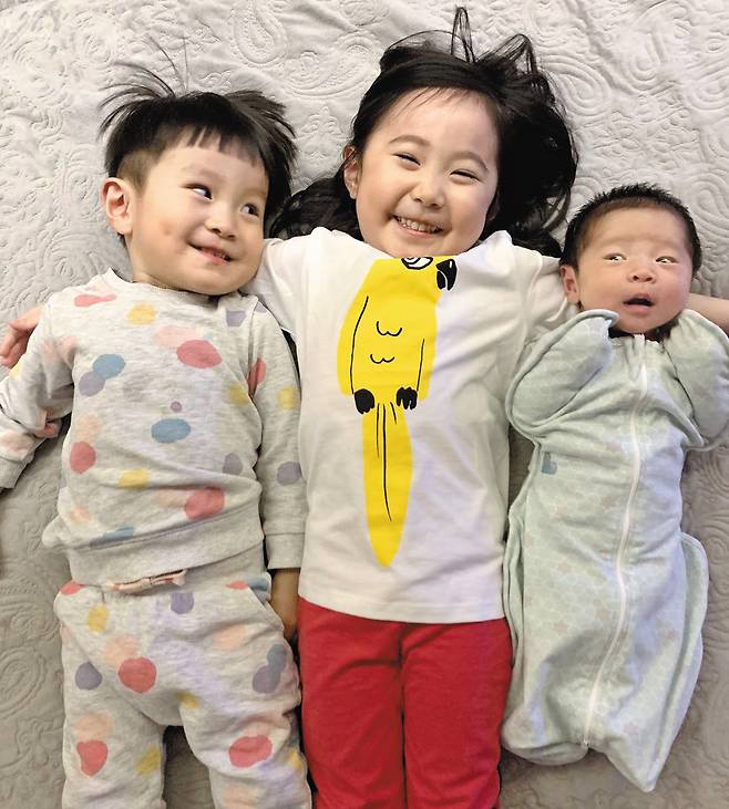 최우수상을 수상한 최동주씨 가족 사진 ‘사랑스러운 삼 남매’는 삼 남매가 꼭 붙어 누워있는 모습을 담았다.