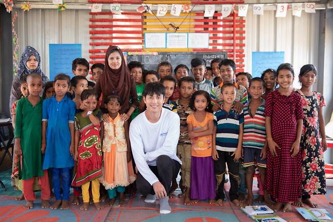 지난 2019년, 방글라데시 콕스바자르 쿠투팔롱 난민 캠프에 있는 로힝야 난민 아동들을 위한 교육 센터에 방문한 정우성 친선대사. /유엔난민기구(UNHCR) 제공