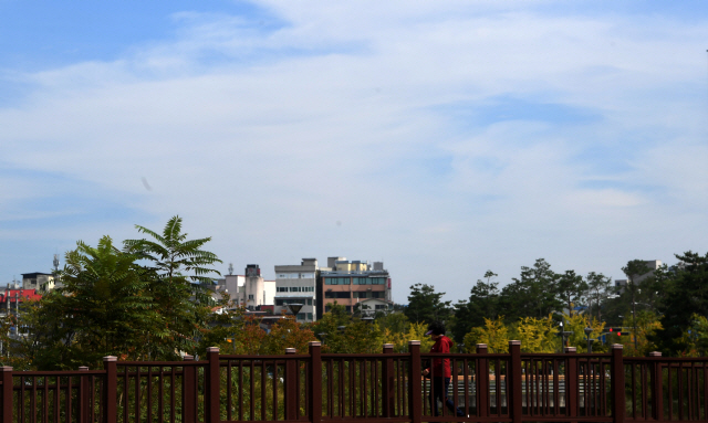 ▲ 청명한 가을 하늘 아래서 한 시민이 산책을 하고 있다. [강원도민일보 자료사진]