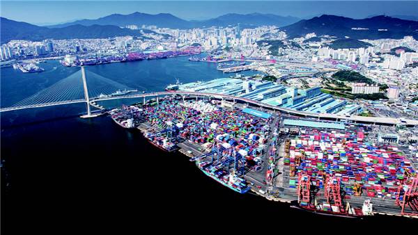 부산항 북항 신감만부두 및 감만부두 1번 선석 전경. BPA 제공