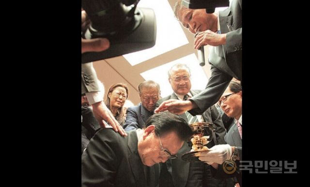 생전의 이어령 교수가 2007년 7월 일본의 한 호텔에서 고 하용조 목사로부터 세례를 받고 있다.