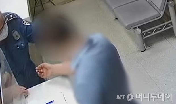 28일 경찰청에 따르면 필로폰을 투여한 한 남성이 파출소를 찾아 팔에 난 주사 자국을 보여줬다./사진=경찰청 유튜브