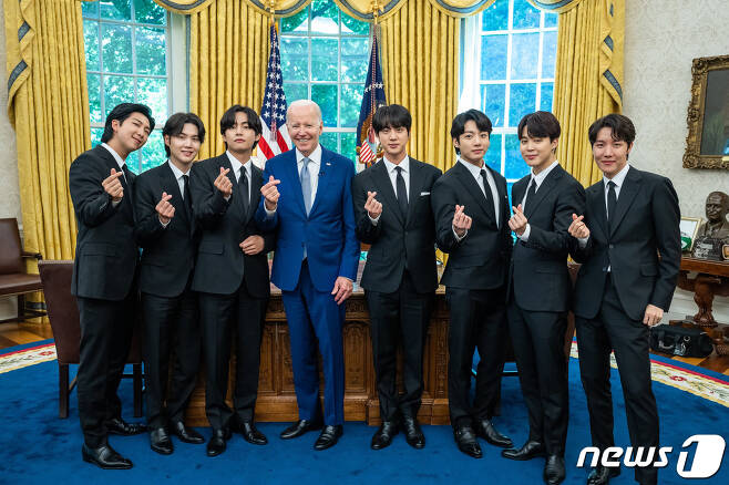 방탄소년단(이하 BTS) 멤버들이 미국 백악관에서 조 바이든 미국 대통령과 만나 함께 손가락 하트 포즈를 취하고 있다. (방탄소년단 공식 트위터 캡쳐) 2022.6.1/뉴스1
