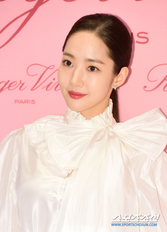 Park Min-young is silent, even though the suspicions toward the romance rumor of actor Park Min-young are spreading within James Stewart.With Park Min-youngs romance rumor with Mr. K, known as a financial figure, rising, despite various suspicions, James Stewarts answer is silent.On the morning of the 29th, it was reported that Park Min-youngs sister is the outside director of Vaiozen, a KOSPI listed company.InVaiozen was one of the companies suspected of being Soyou by Mr. K. Park Min-youngs biological sister name, also found in the copy of the register.Park Min-youngs sister, Park, was listed as an outside director of InVaiozen in April, and has been fueled by suspicions that Park Min-young and Ks relationship will be related to business beyond lovers relationships.After the romance rumor on the 28th, Park Min-young said, We are confirming it, but we are still silent after saying that we are delaying the filming of the monthly collection of gold mines.The suspicion is getting even more because it is not making any position after the report about the sister.There were also suspicions that the names of the companies that appeared after the romance rumor of the two were related to the Artist Company.Ha Jung-woo, who was a former actor of the Artist Company, and Lee Jung-jae and Jung Woo-sung have appeared in the Snow that they are related to Vident and Bucket Studio.The two companies were also suspected of being Soyou.In the past, two Lee Jung-jae and Jung Woo-sung, and former actor Ha Jung-woo, each invested in Vident in 2017.In addition, suspicions about the fact that Bucket Studio owns 15% stake in Artist Company have arisen and chose a direct explanation method.The Artist Company said on 29th, The head office has recruited Kim Jae-wook as the representative of the Artist Company in the relationship of his actors when Kim Jae-wook was the representative of Phantom Entertainment. Kim Jae-wookActors was simply invested in a company called Vident in October 2017, when Kim Jae-wook, who was serving as a representative at the time, was introduced as a company that produces monitor equipment that Actors always encounters at the shooting site.We did not know about the fact that the above company was involved in the blockchain business afterwards, 2018By collecting the full amount of the investment, it has no more to do with the company. The head office and its actors have learned through the media that Mr. Kang is the real Soyou of the Vident or the Bucket Studio, and there has been no contact or contact with the officials of Vident and Bucket Studios so far, There was no one-sided ceremony, he stressed.He also emphasized once again that there is no relationship with Artist Company, Bident, Bucket Studio, Kim Jae-wook, and K.Currently, K is suspected of being the hidden real Soyou of Bithumb, the second largest virtual currency exchange in Korea.Earlier, Mr. K was sentenced to two years and six months in prison for fraud and forgery of private documents, and was suspected of participating in a roundabout loan by a financial company.