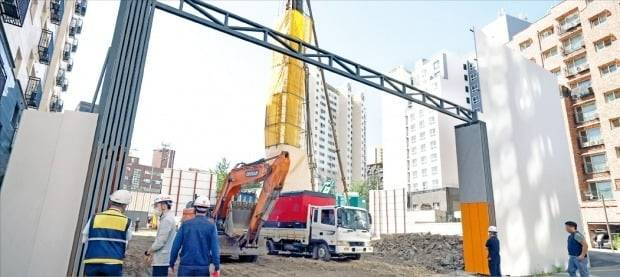 금융권이 일제히 부동산 프로젝트파이낸싱(PF) 대출 축소에 나서면서 주택 개발 사업이 연쇄 좌초 위기에 내몰리고 있다. 자금 문제로 수년간 착공이 미뤄지다가 사업자가 바뀐 뒤 공사를 재개한 서울 동대문구의 한 오피스텔 개발 택지. / 허문찬 기자