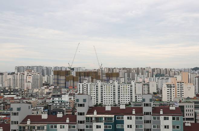 서울 시내 아파트와 재건축 현장 모습. [연합]