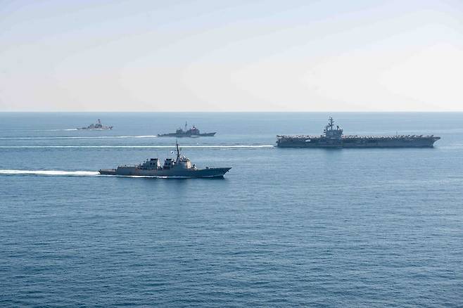 [서울=뉴시스] 한미 연합 해상훈련에 참가한 한미 해군 함정들이 29일 동해상에서 기동훈련을 하고 있다. (사진=해군 제공) 2022.09.29. photo@newsis.com *재판매 및 DB 금지