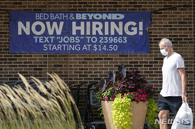 [디어필드(미 일리노이주)=AP/뉴시스]지난 21일 미 일리노이주 디어필드에 붙어 있는 직원 채용 공고 앞을 한 남성이 지나가고 있다. 지난 주 미국의 신규 실업급여 신청자 수가 감소, 높은 인플레이션과 경기침체에도 불구하고 일자리를 줄이는 기업이 거의 없음을 보여주었다. 미 노동부는 29일 지난 24일로 끝난 1주일 간 신규 실업급여 신청이 19만3000건으로 1만6000건 감소했다고 발표했다. 2022.9.29