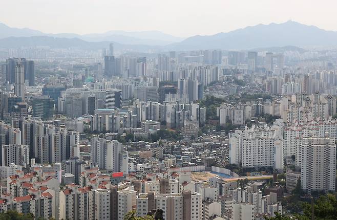 서울 인왕산에서 바라본 시내 아파트와 주택가 모습. 연합뉴스