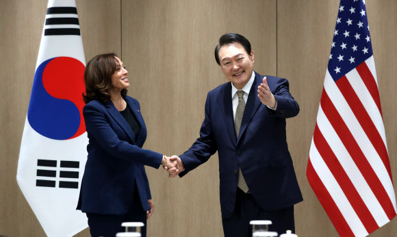 윤석열 대통령(오른쪽)이 29일 서울 용산구 대통령실 청사에서 카멀라 해리스 미국 부통령을 접견하면서 악수하고 있다. 뉴시스