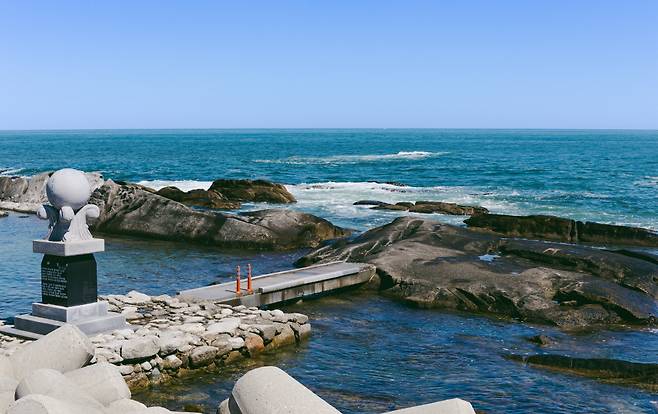 다양한 형상의 바위와 바다가 어우러진 아들바위공원