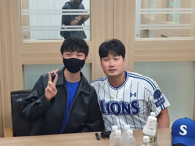오승환과 팬 임승모 씨 (대구=연합뉴스) 하남직 기자 = 오승환(오른쪽)이 병원과 야구장에서 인연을 이어간 팬 임승모 씨와 29일 대구 삼성 라이온즈 파크에서 만나 기념 촬영을 하고 있다.