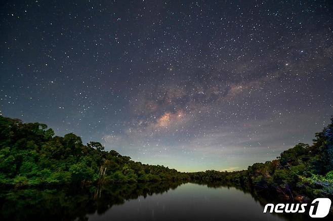 브라질 아마조나스주 마니코어 시에 위치한 아마존 열대우림 속 마니코어 강을 비추는 밤하늘의 모습. 2022. 6. 7. ⓒ AFP=뉴스1 ⓒ News1 최서윤 기자
