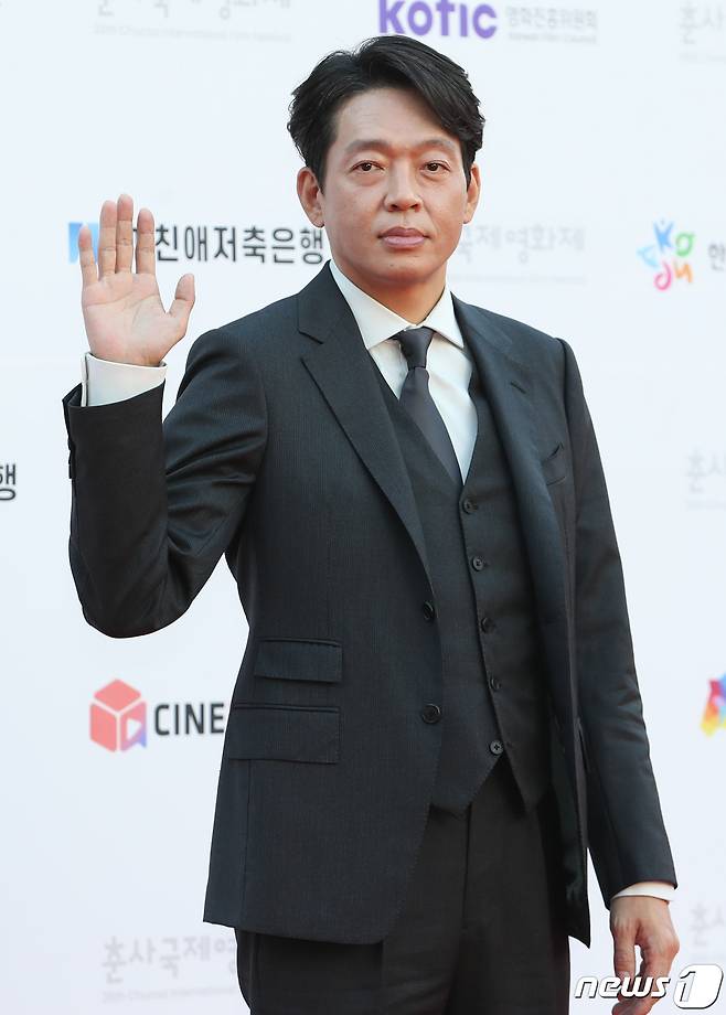 Seoul=) = Actor Park Ji-hwan holds Academy Awards in his arms as City2On the afternoon of the 30th, the 27th Chunsa International Film Festival was held at the Sowol Art Hall in Seongdong-gu, Seoul.Park Ji-hwan, who appeared on Crime City 2, won the Academy Awards.I was happy to be together in the field and I was happy to be able to be together, he said. I am happy and happy, but I am grateful for the good prize.I prepared a secret operation with Lee Sang-yong while preparing this film, and I thought how to plant a lot of mines in the movie without being revealed, he said. I sincerely thank Lee Sang-yong.I suddenly think of my parents, he said.I think it would be nice if you were both in Sky, and your grandmother was in Sky, he said. I am so grateful to my beloved wife and family, I will be an actor who will play harder and enjoy the audience and give confusion to the audience.Meanwhile, the Chunsa International Film Festival was held in the aftermath of Corona 19 until last year, but it was held with the audience this year due to the relaxation of distance.The Chunsa Film Festival is an award ceremony held since the 1990s in honor of Korean film pioneer Chunsa () Na Ungyu.Based on creativity and artistry, the awards will be selected after screening.