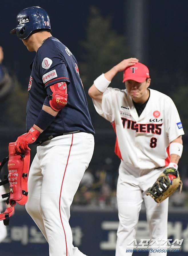 8회초 1타점 안타를 친 이대호가 대주자로 교체되자 류지혁이 인사하고 있다.