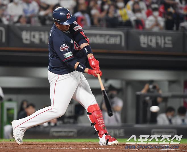 8회초 1사 3루 이대호의 1타점 적시타. 박수 받으며 떠나는 이대호의 마지막 시즌