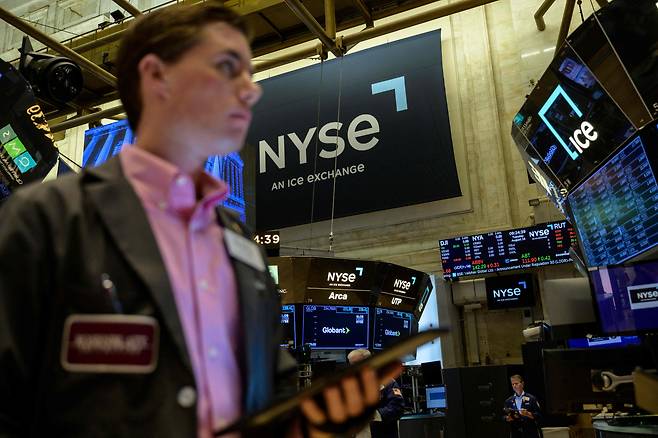 16일(현지 시각) 미국 뉴욕증권거래소(NYSE)에서 한 트레이더가 개장 후 업무를 보고 있다. /AFP 연합뉴스