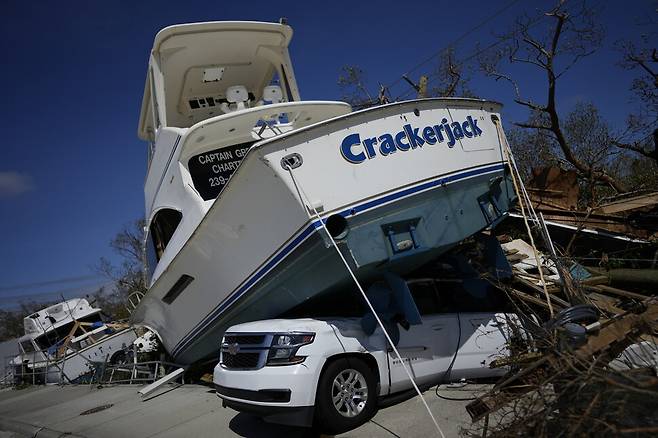 미국 플로리다 포트마이어스. 배가 차 위에 올라와 있다. AP/연합뉴스