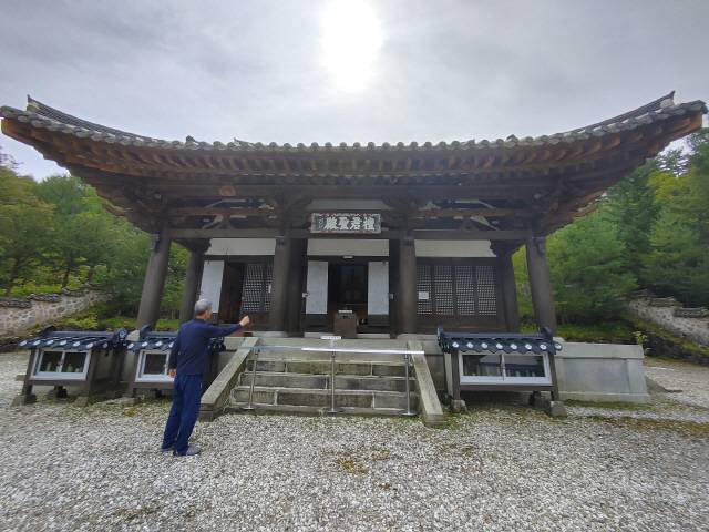 ▲ 김창한 국조단군봉사회장이 오는 10월 3일 개천절에 ‘단국제례’를 봉행할 단군성전을 가리키며 제례 봉행의 의미를 설명하고 있다.