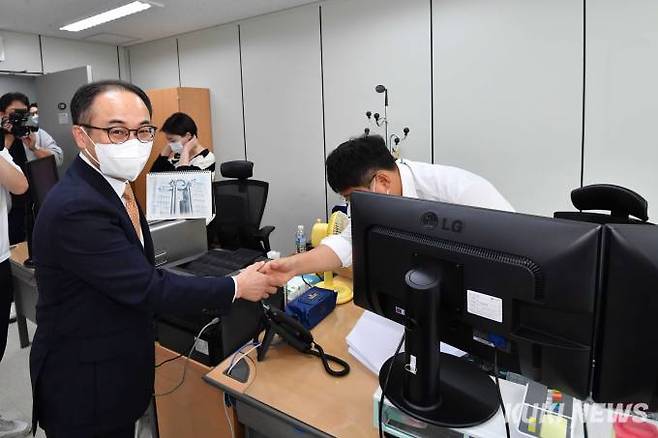 이원석 검찰총장이 30일 오전 서울 도봉구 서울북부지방검찰청에서 열린 국가재정범죄 합동수사단 출범식을 마친 후 합동수사단 사무실을 둘러보고 있다.