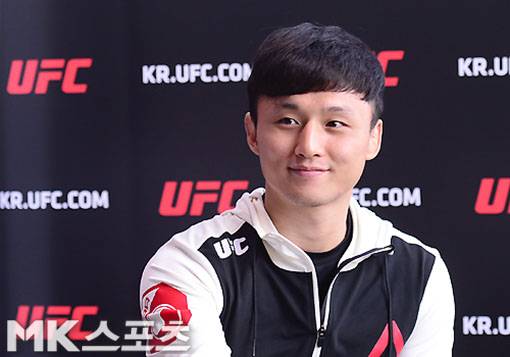 최두호가 2016년 7월 UFC 3연승 기자회견에서 미소를 짓고 있다. 사진=김영구 기자