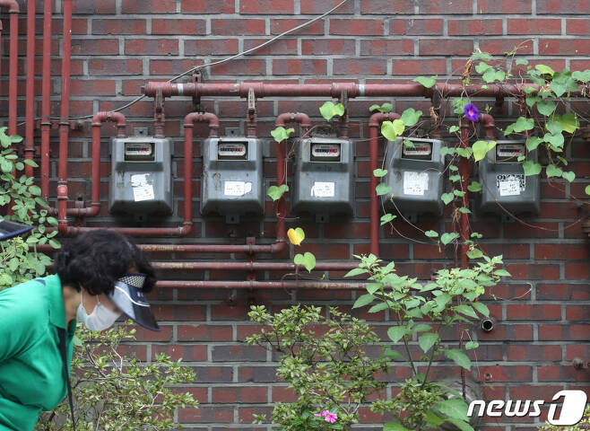 국제 천연가스 가격이 치솟고 원·달러 환율도 급등하면서 도시가스 요금이 또 인상될 것으로 보인다. 한국가스공사가 가스를 비싸게 사와 싸게 팔면서 떠안은 손실이 5조 원을 넘어서자 정부가 도시가스 요금 인상 방침을 정하고 현재 내부적으로 인상 폭을 협의하고 있다. 사진은 이날 서울 도심 주택단지에 설치된 도시가스 계량기 모습. /사진=뉴스1  Copyright (C) 뉴스1. All rights reserved. 무단 전재 및 재배포 금지.