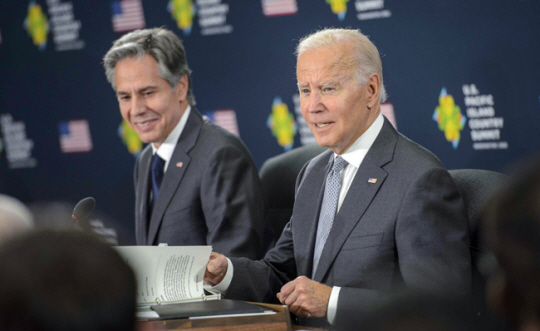 조 바이든(오른쪽) 미국 대통령이 29일 미국 워싱턴 DC에서 열린 남태평양 도서국과의 정상회의에서 발언하고 있다. 왼쪽은 토니 블링컨 국무부 장관. EPA 연합뉴스